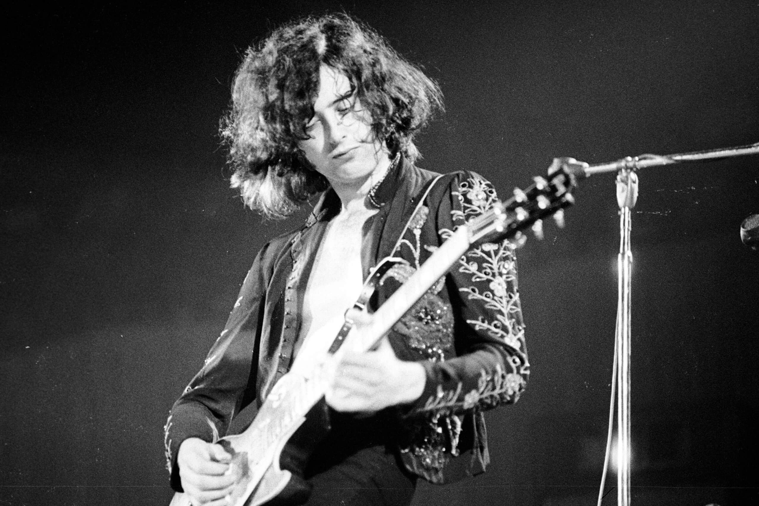 40 Guitarists That Will Blow Your Mind Away